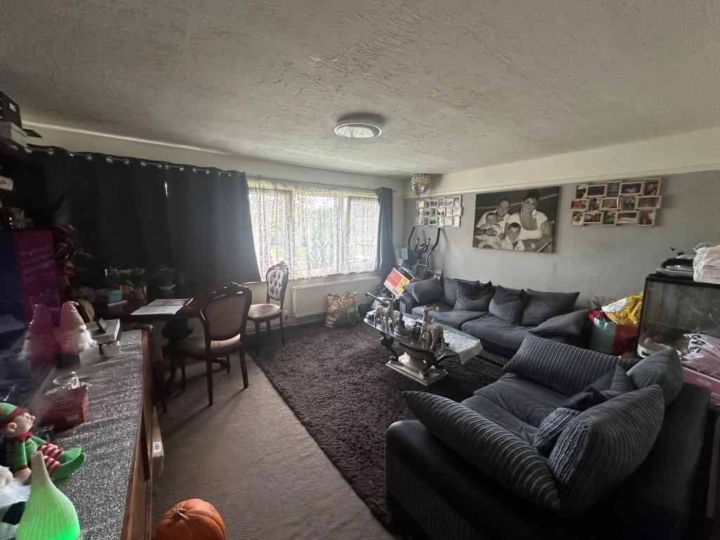 Lot: 31 - FIRST FLOOR FLAT FOR INVESTMENT - Living room